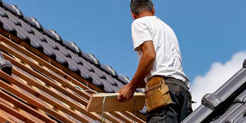 Quels sont les avantages à refaire une toiture avec l’aide d’un couvreur ?
